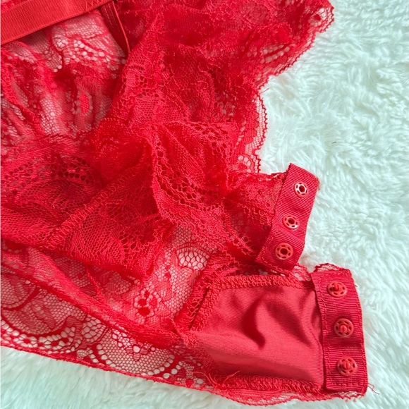 Elegant Red Lace Lingerie Set - Picture 11 of 11